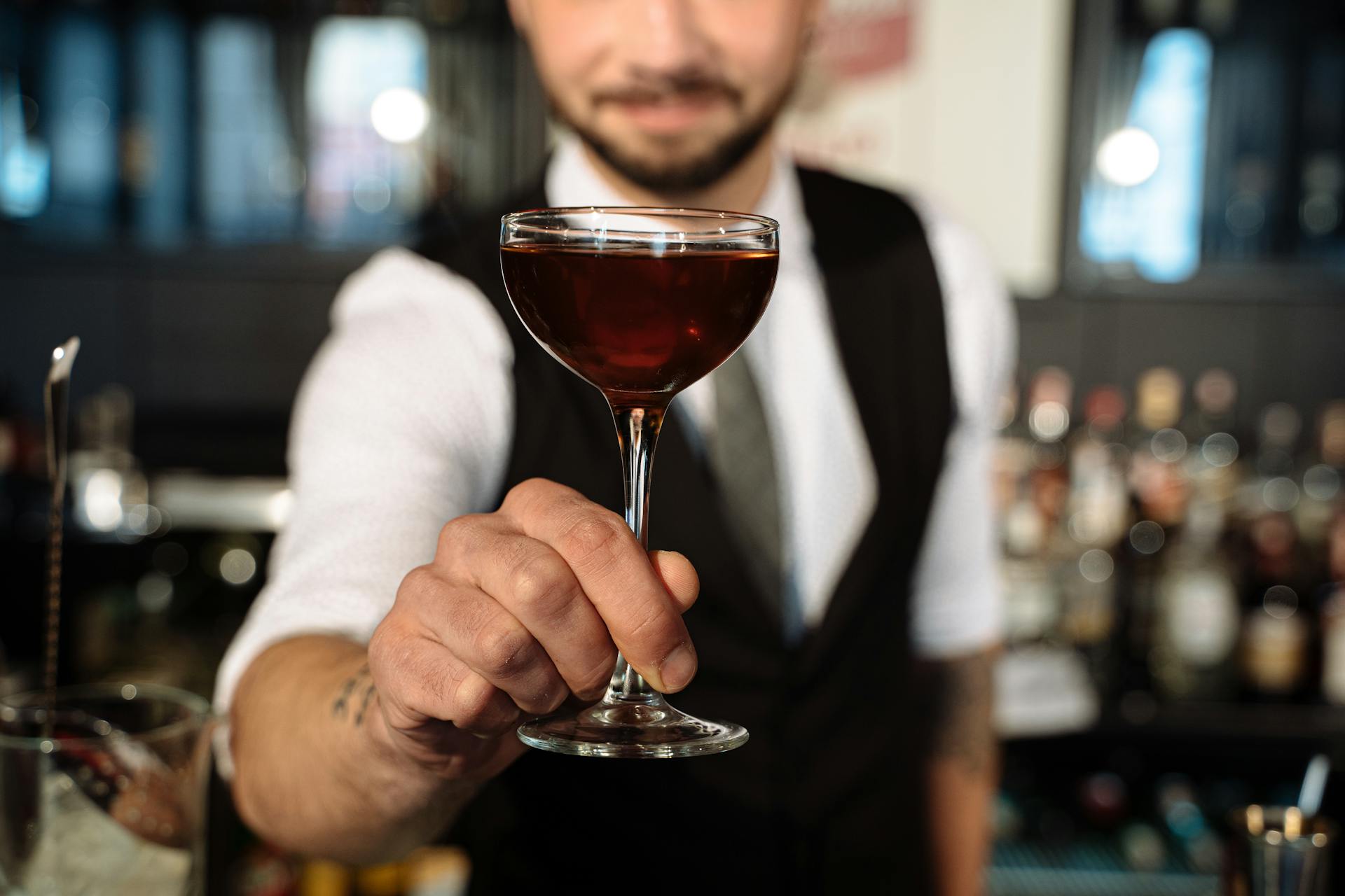 Un barman tenant un cocktail | Source : Pexels