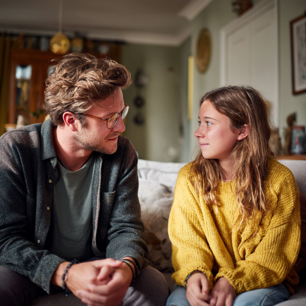 Un père ayant une conversation avec sa fille adolescente | Source : Midjourney