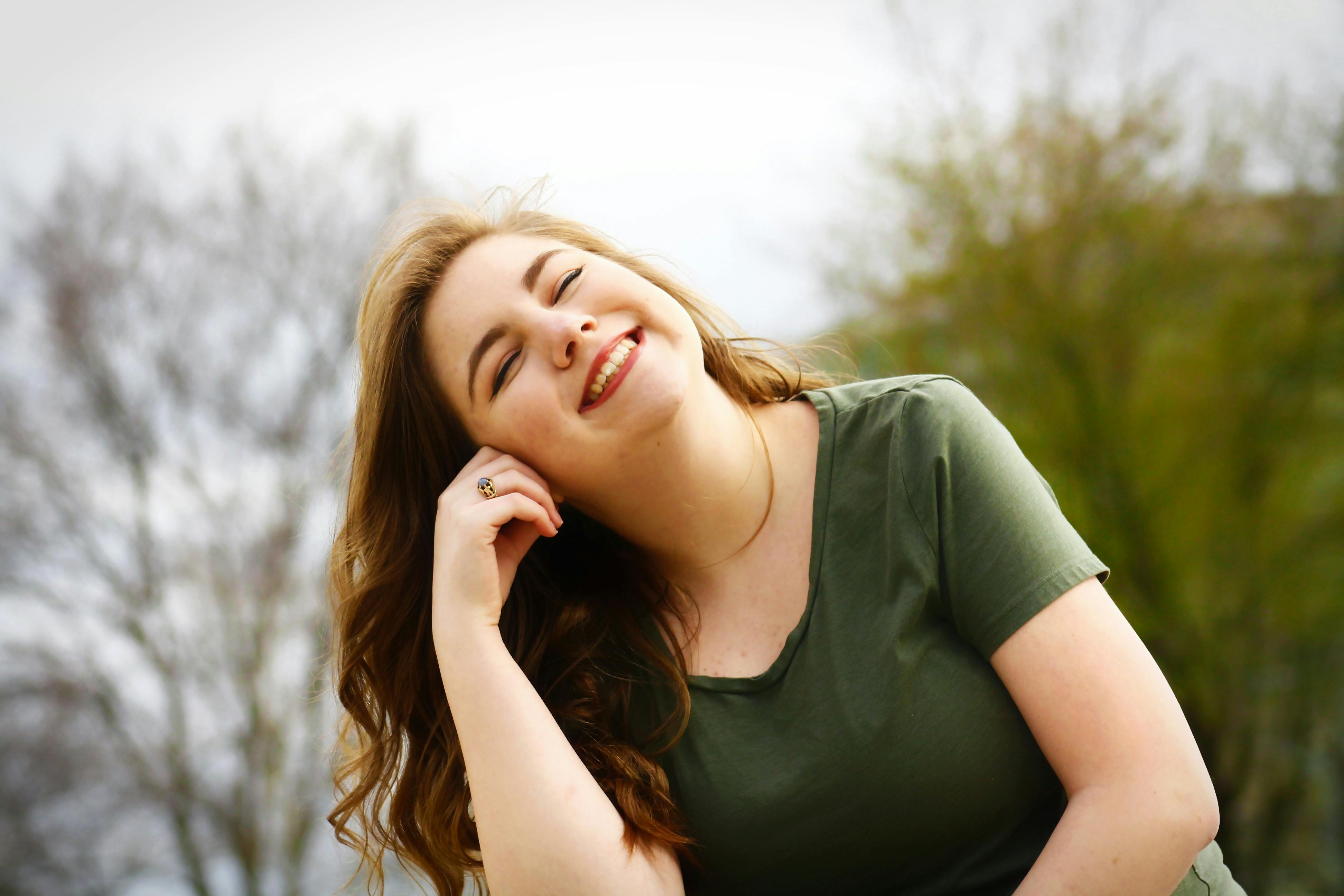 Une femme qui a l'air heureuse avec les yeux fermés alors qu'elle est à l'extérieur | Source : Pexels