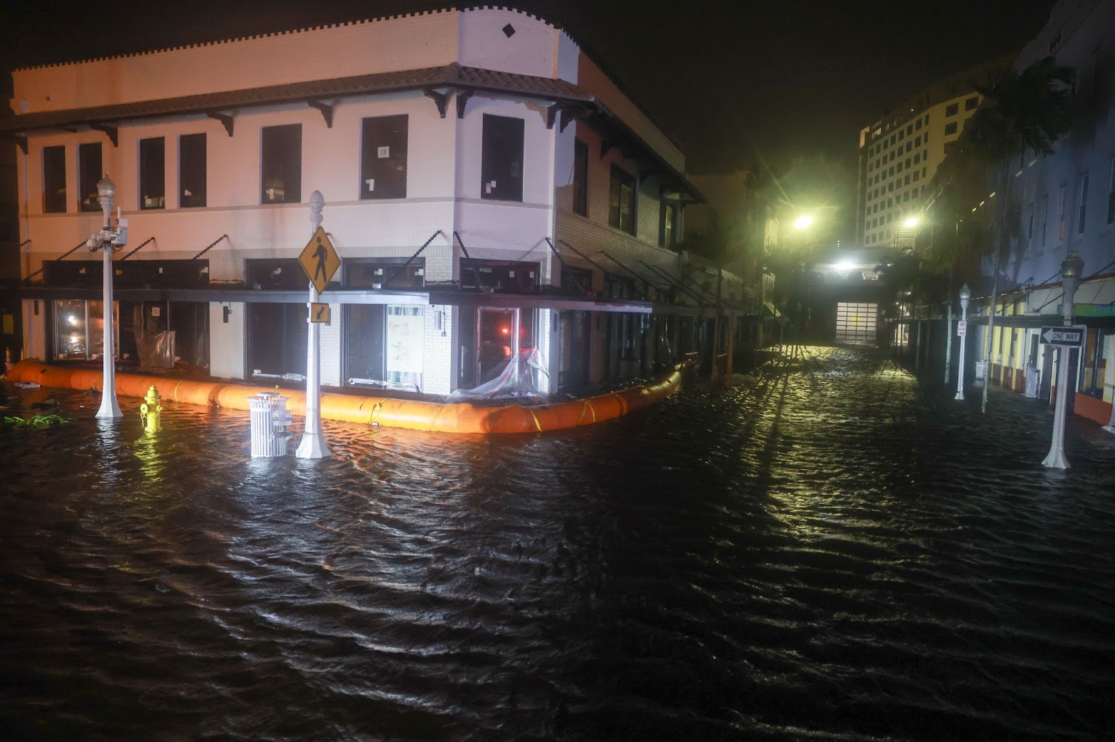 Des eaux de crue inondent la rue après que l'ouragan Milton a touché terre dans la région de Sarasota, le 9 octobre 2024, à Fort Myers, en Floride. | Source : Getty Images