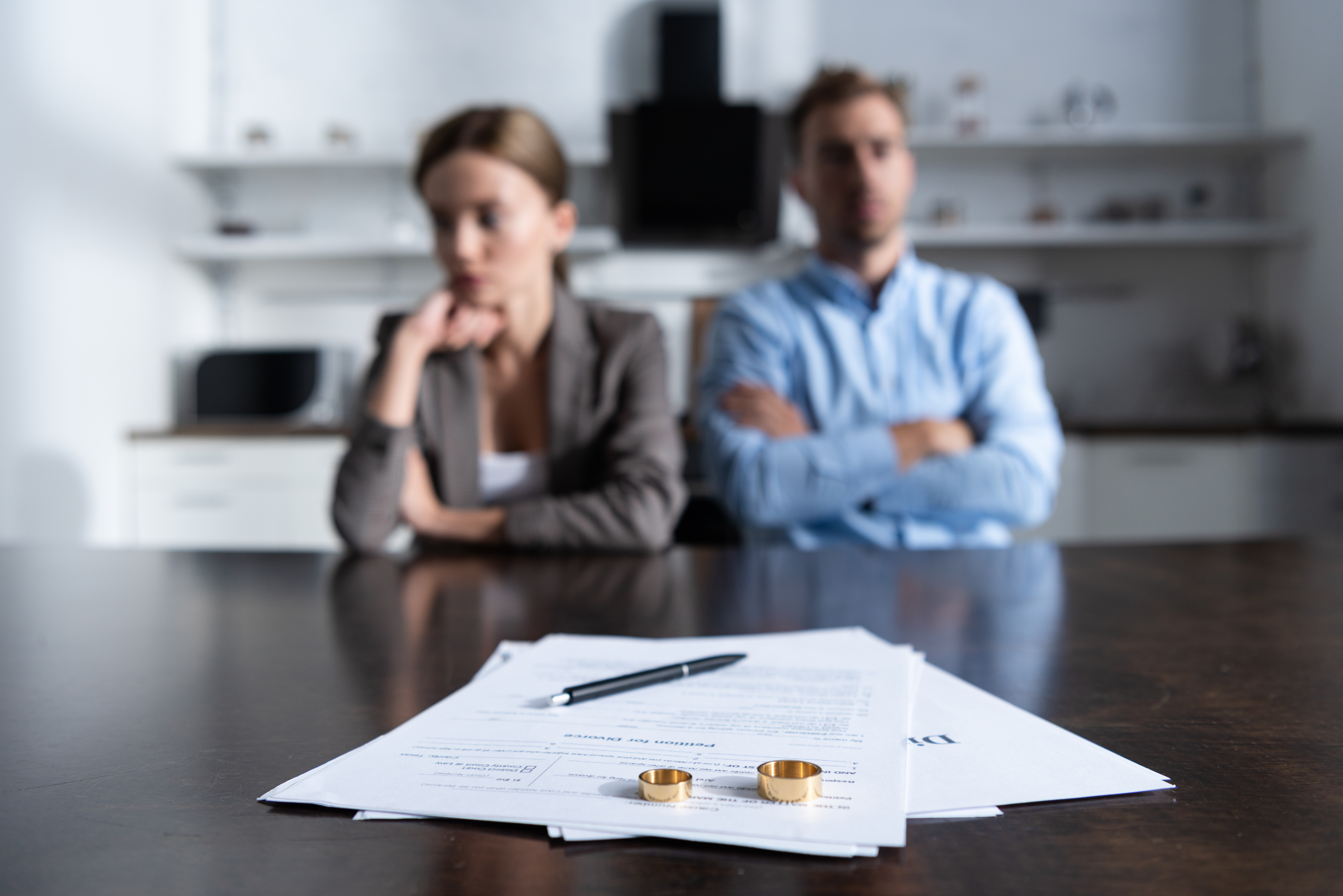 Un couple assis à une table avec des documents de divorce | Source : Shutterstock