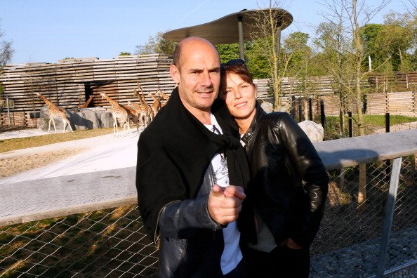 L'humoriste et acteur Bernard Campan et sa femme assistent à la visite privée du parc zoologique de Paris, France. | Photo : Getty Images