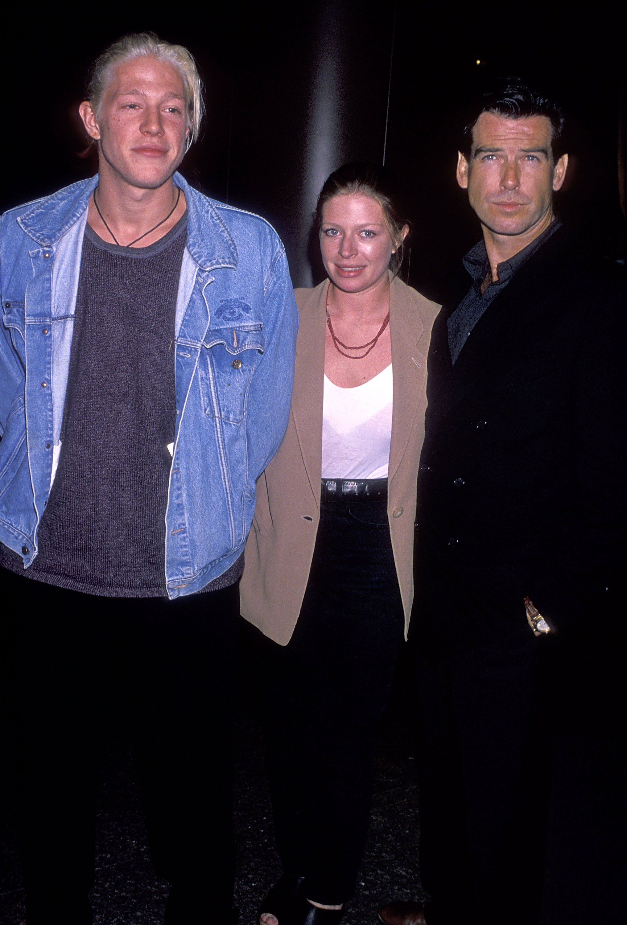 Christopher, Charlotte et Pierce Brosnan à la première de "Love Affair" le 13 octobre 1994 à West Hollywood, Californie. | Source : Getty Images