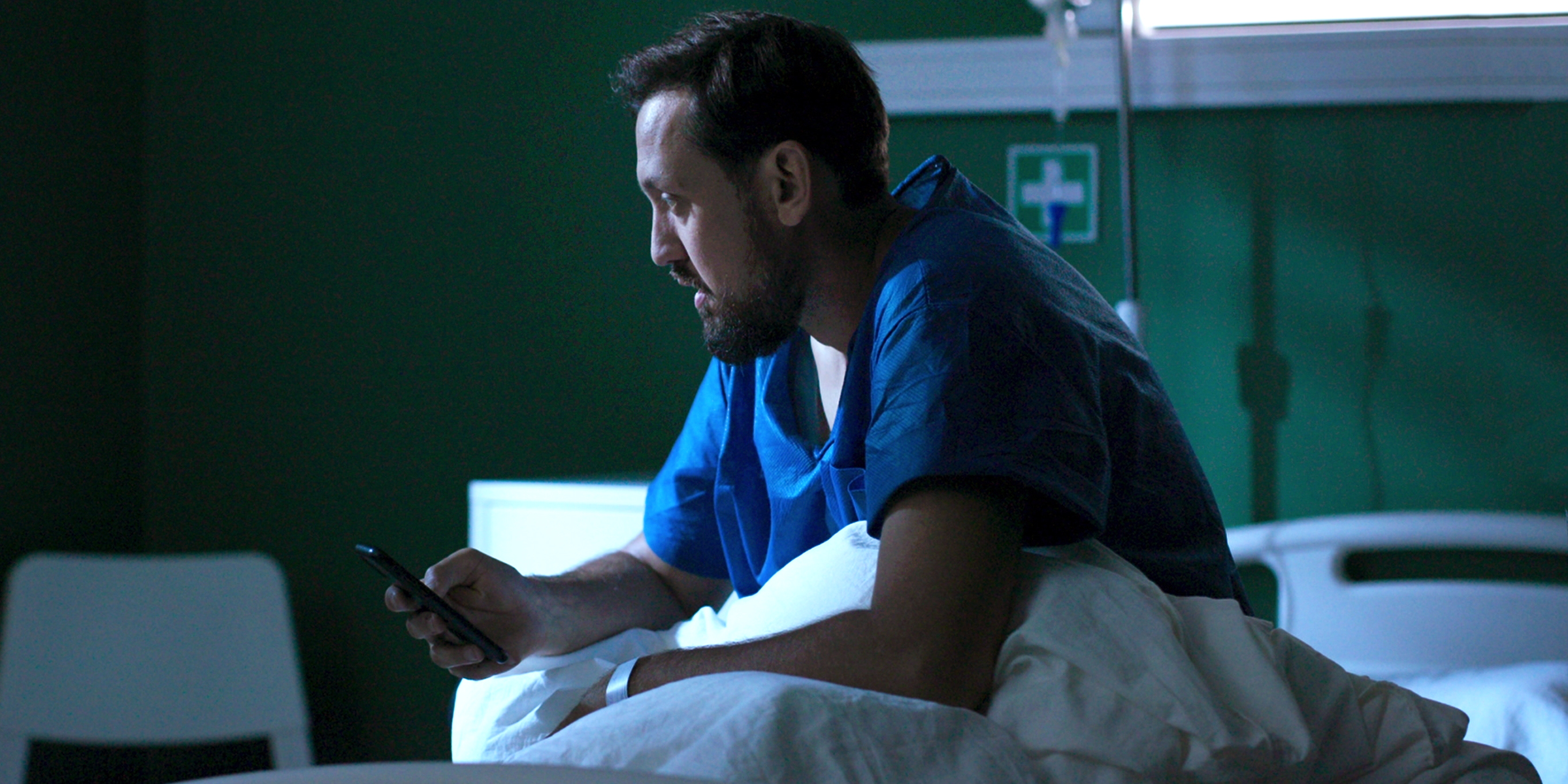 Un homme dans une chambre d'hôpital | Source : Shutterstock