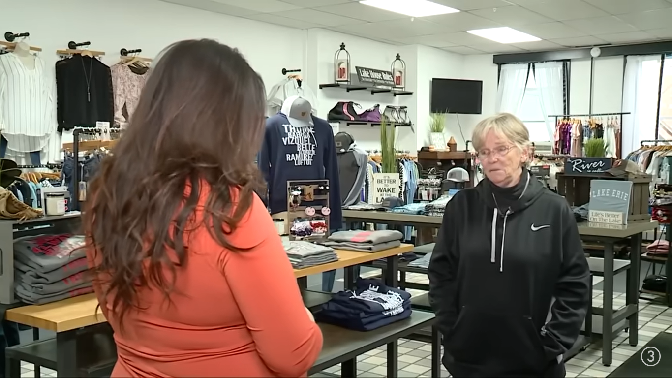 Jackie Miller interviewée par la journaliste de 3News Bri Buckley au magasin de vêtements Mistake on the Lake | Source : YouTube/@WKYC Channel 3