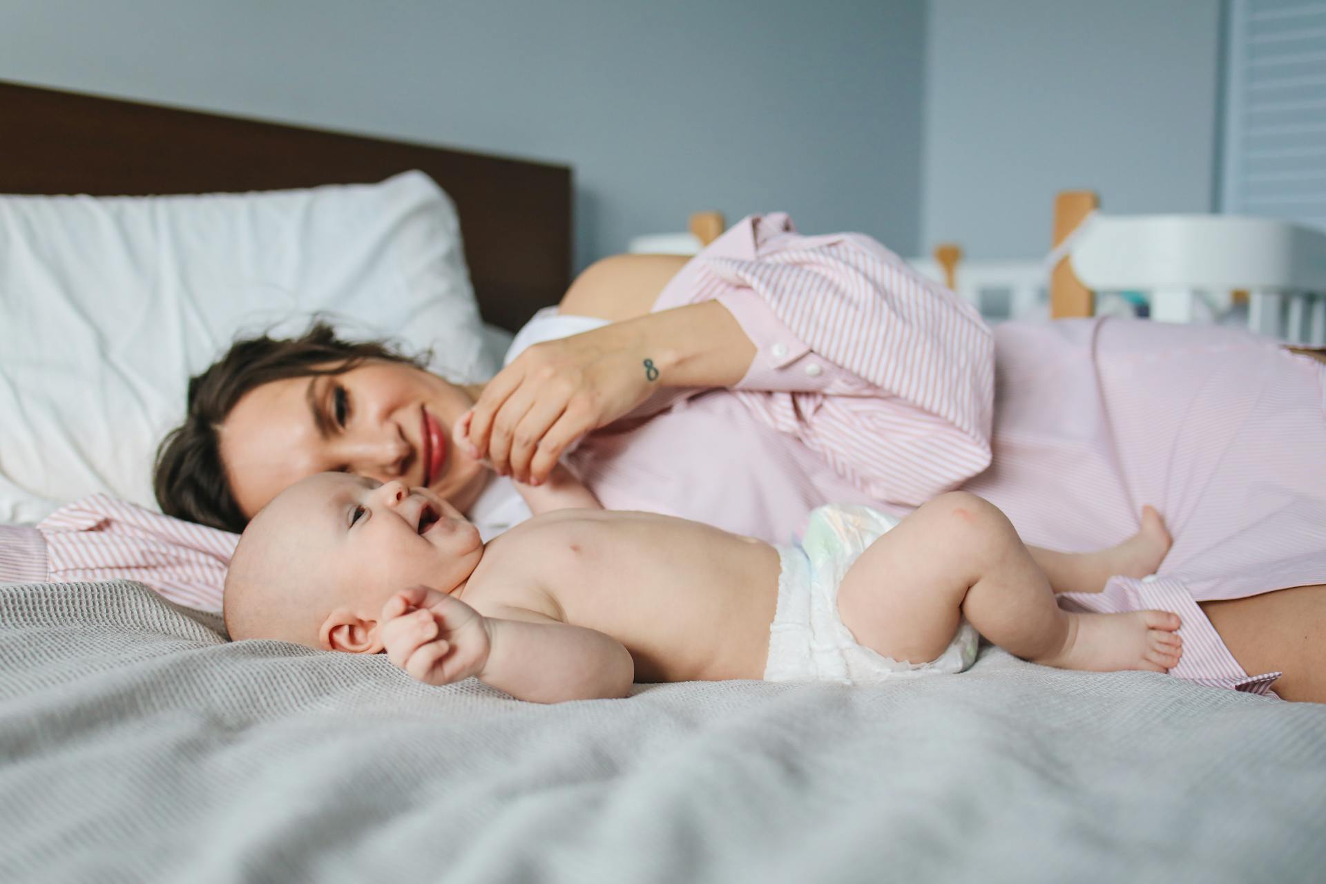 Une femme cajolant un bébé | Source : Pexels