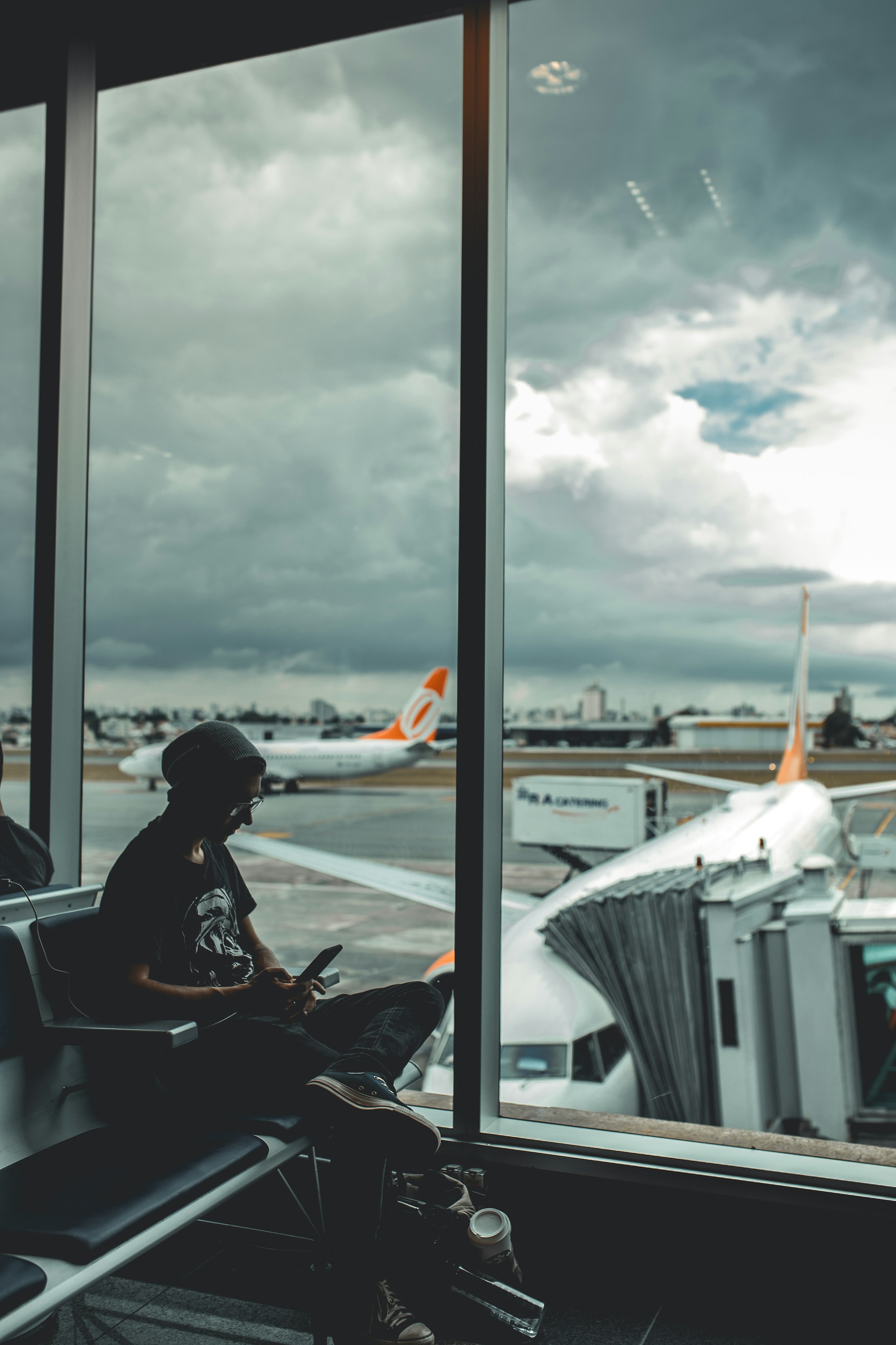 Une personne assise à l'aéroport | Source : Unsplash