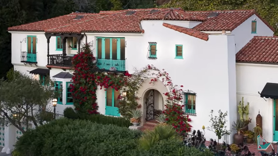 La maison de Los Feliz de 7,1 millions de dollars que Leonardo DiCaprio a achetée pour sa mère, d'après une vidéo datée du 1er juin 2021 | Source : YouTube/@top10realestatedeals40