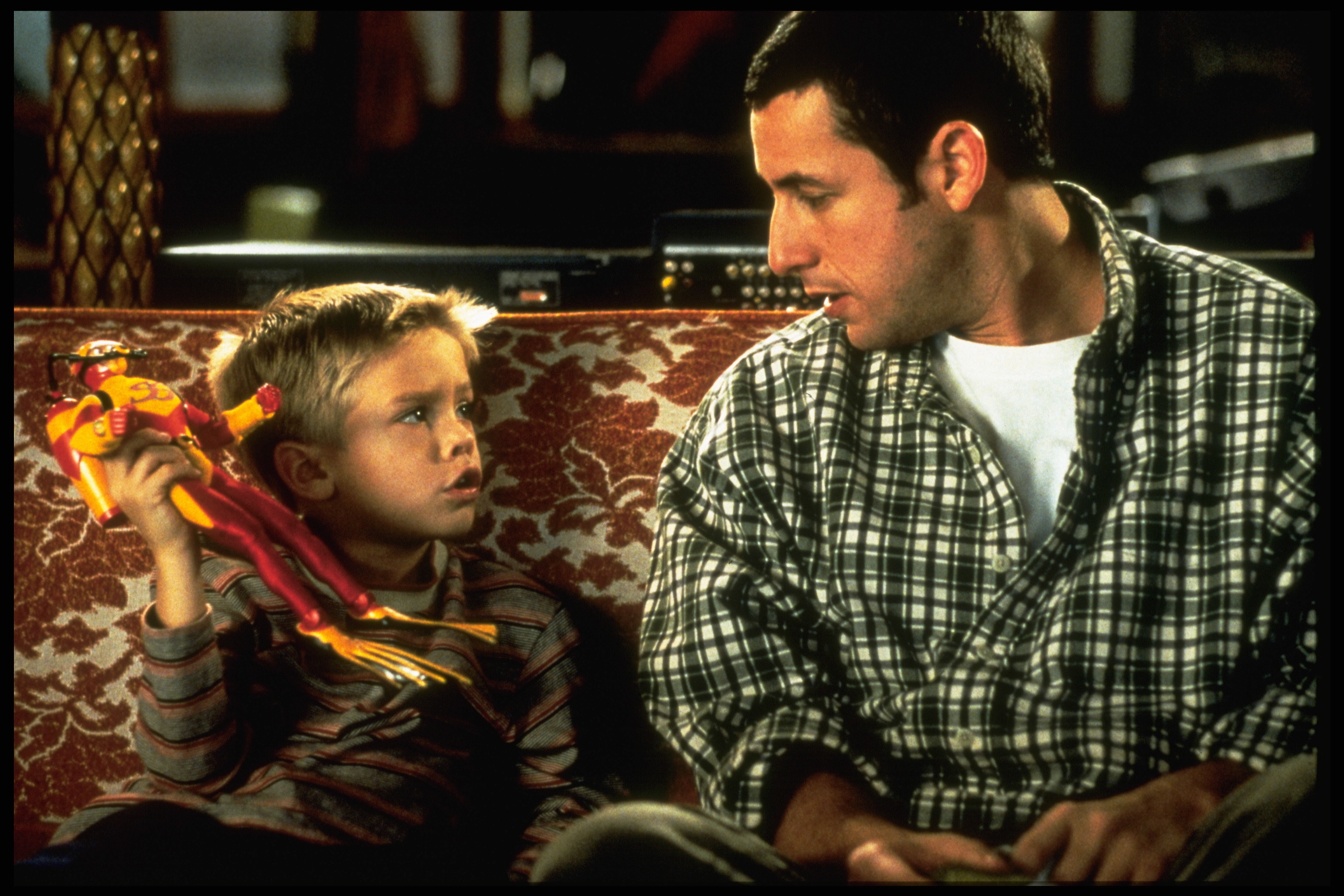 Cole ou Dylan Sprouse et Adam Sandler en train de tourner une scène dans "Big Daddy" en 1999. | Source : Getty Images