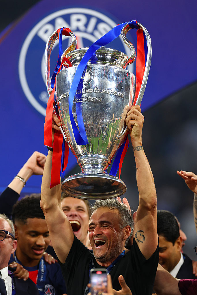 Luis Enrique soulève le trophée après la finale de l'UEFA Champions League 2025 entre le Paris Saint-Germain et le FC Internazionale Milano à la Munich Football Arena le 31 mai 2025 à Munich, en Allemagne. | Source : Getty Images