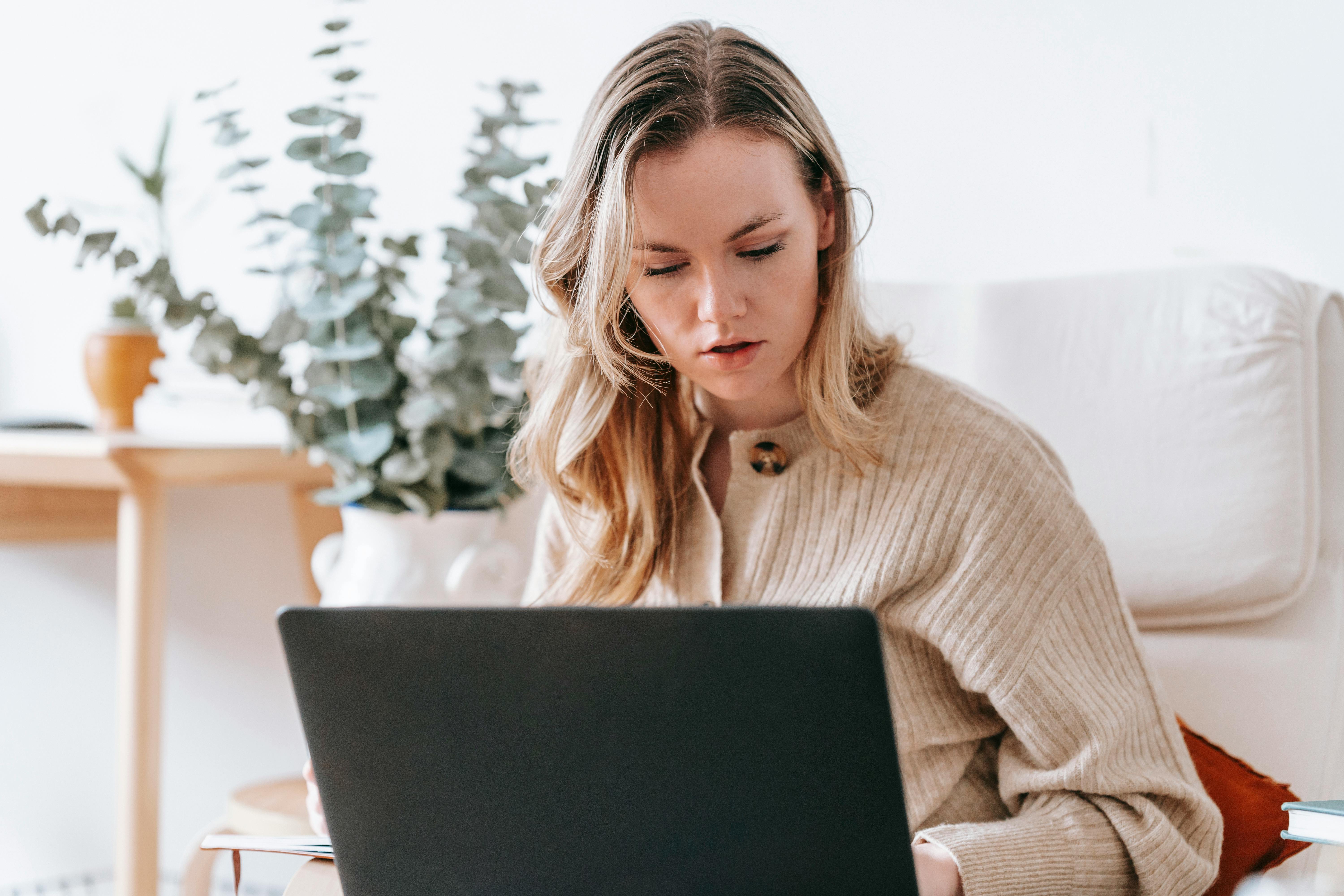 Femme occupée sur son ordinateur portable | Source : Pexels