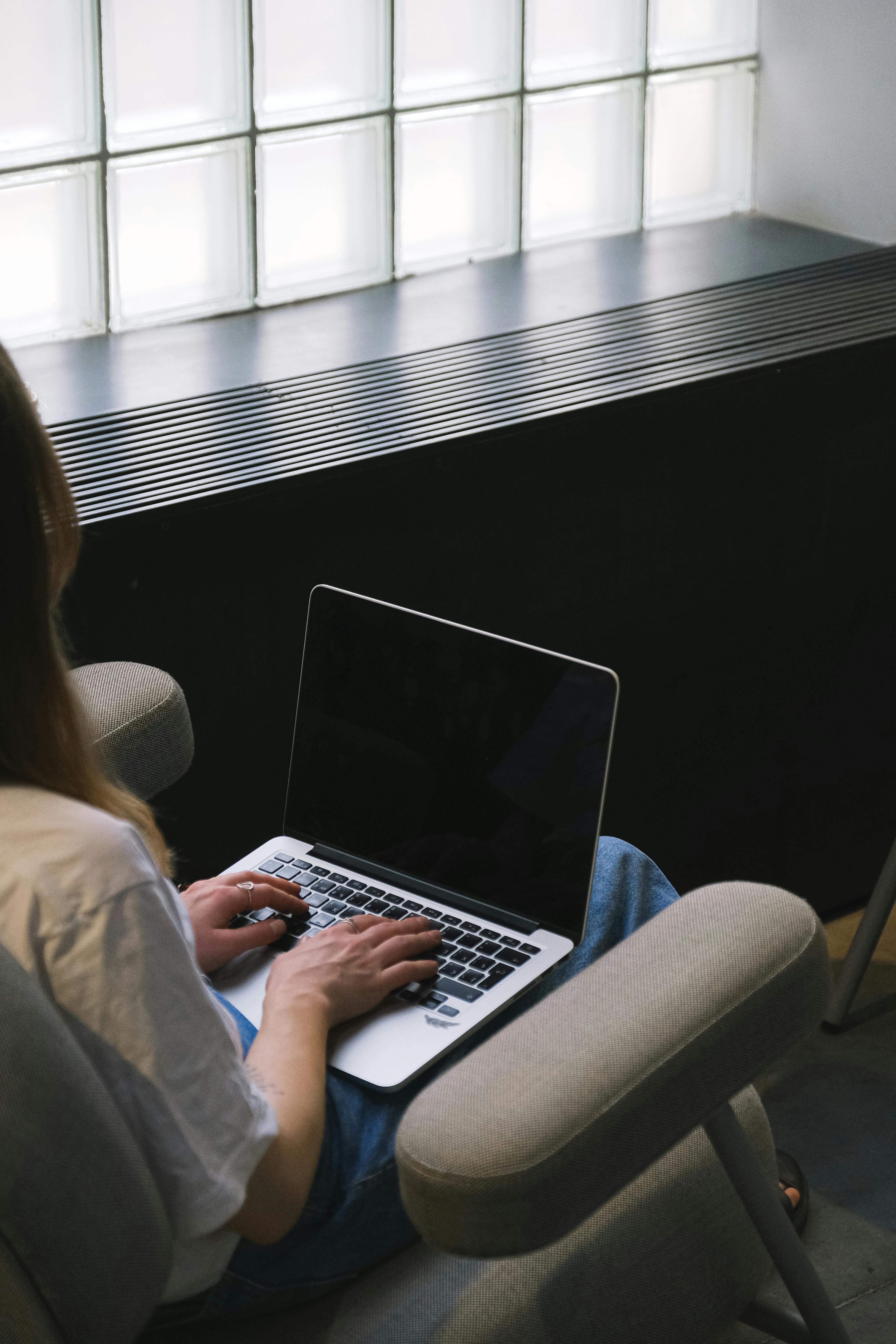 Une femme occupée sur son ordinateur portable | Source : Pexels