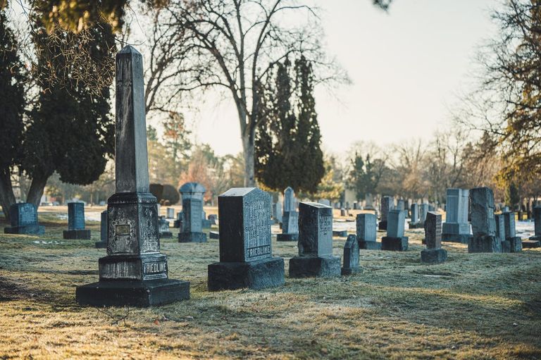 Il se rend au cimetière où sont enterrés ses deux parents et ne sait pas quoi dire. | Source : Pexels