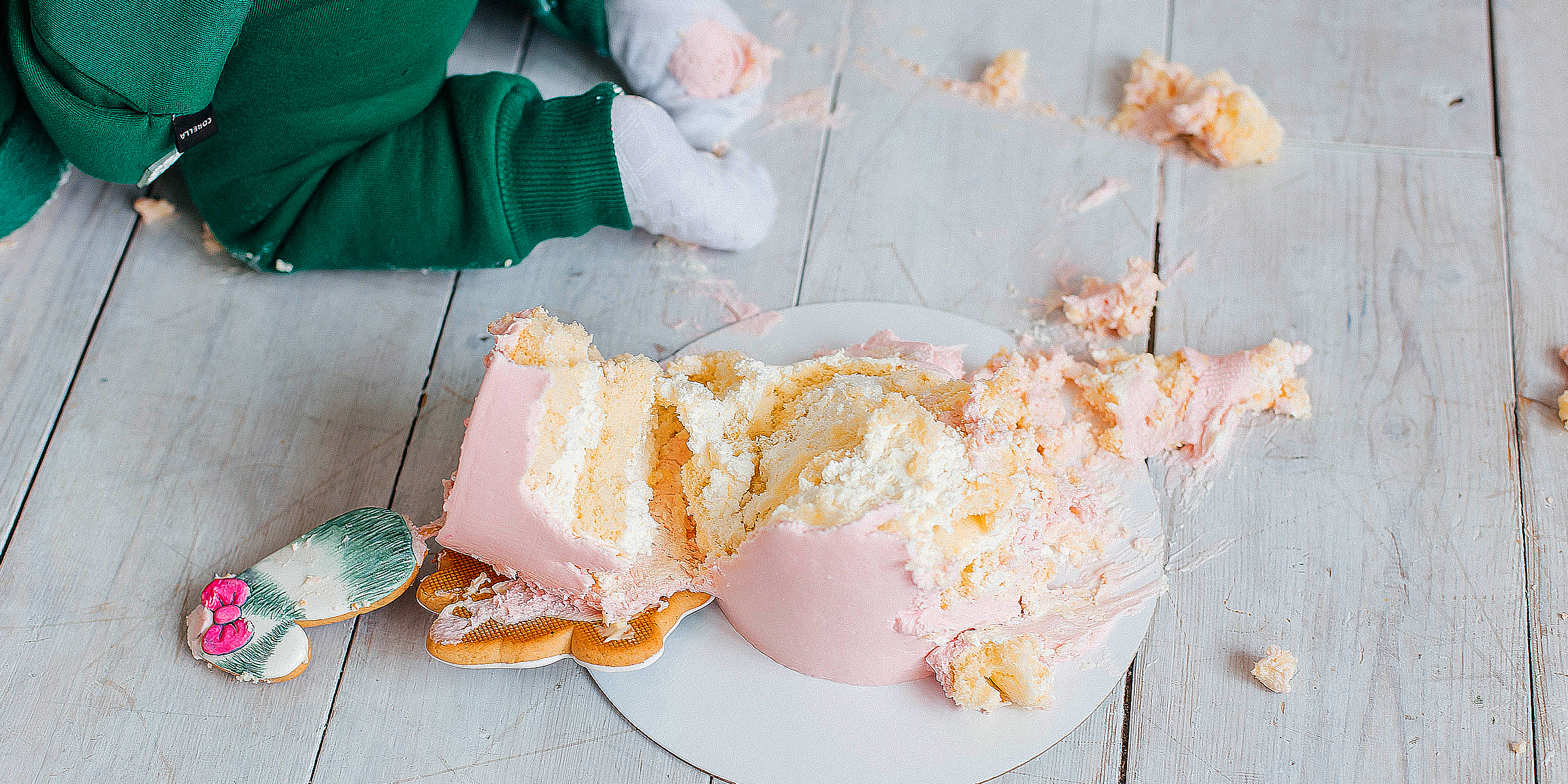 Gâteau tombé sur le sol | Source : Shutterstock