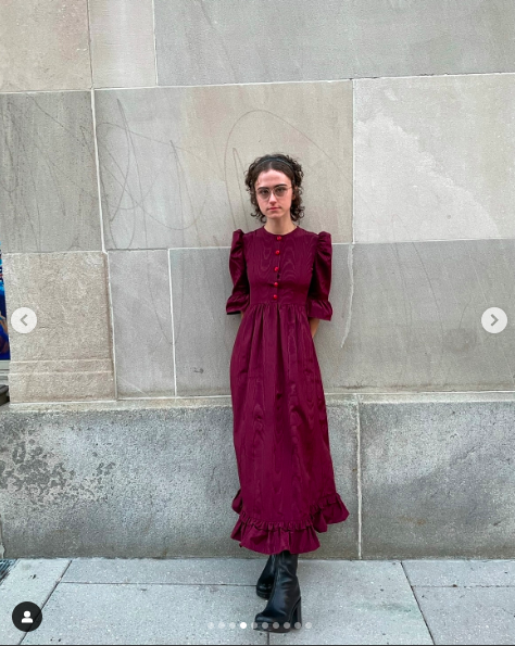 Ella Emhoff pose pour une photo le jour de l'inauguration de 2021. | Source : Instagram/ellaemhoff