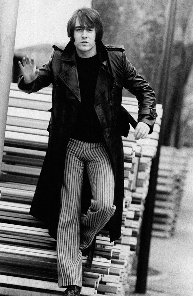 Le chanteur français Michel Delpech marche à Milan, 1970. |Photo : Getty Images