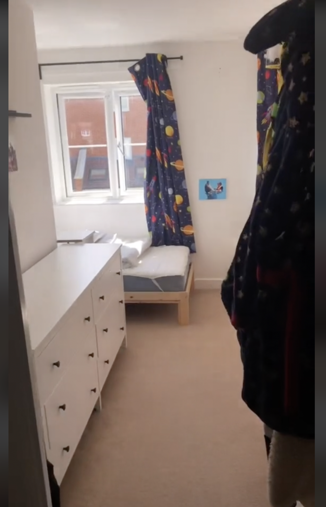 Katie Johnson montre la chambre de ses fils après avoir tout rangé dans une vidéo virale | Source : TikTok/katiejohnston07