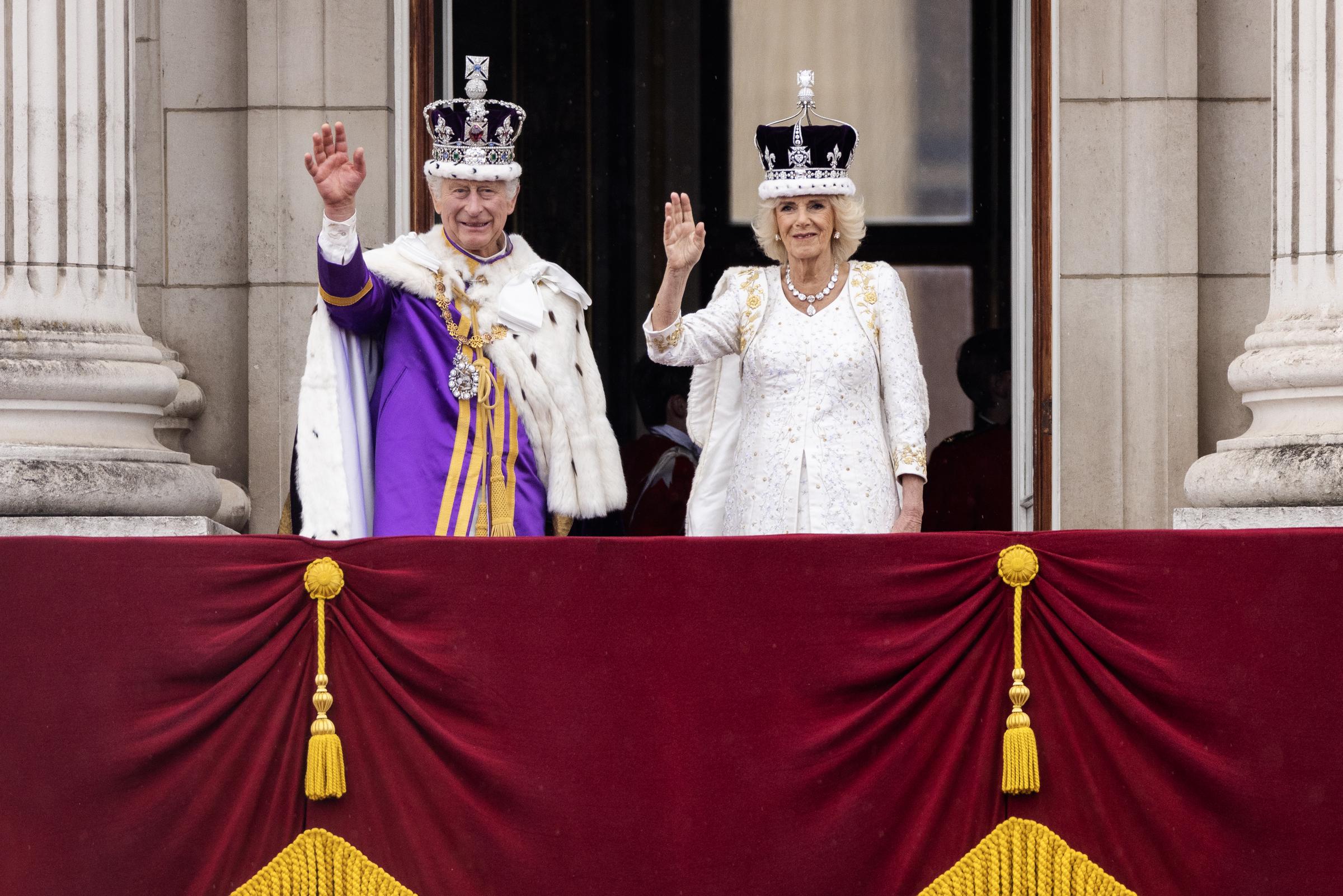 Le roi Charles III et la reine Camilla saluent depuis le balcon du palais de Buckingham après leur couronnement à Londres le 6 mai 2023 | Source : Getty Images