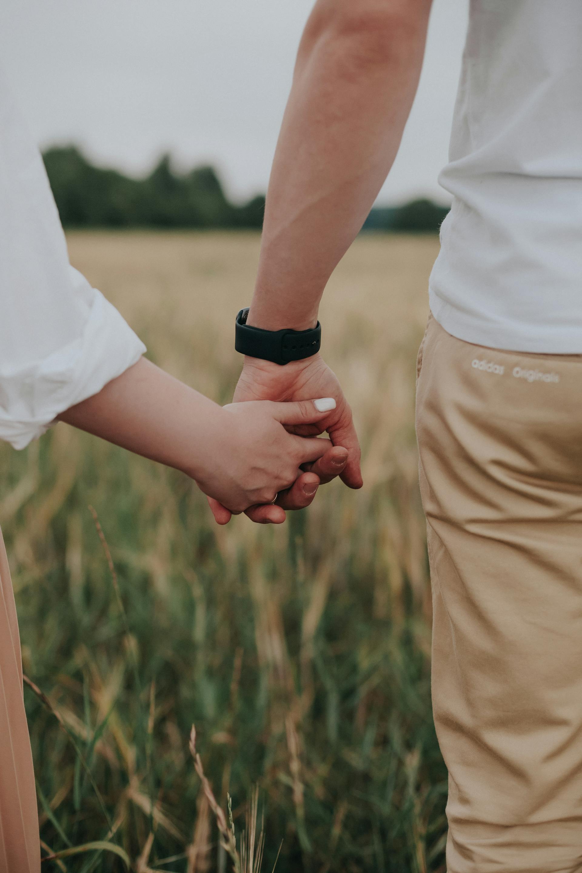 Un couple se tenant par la main | Source : Pexels