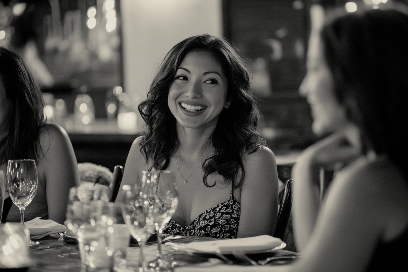 Femmes assises à une table de dîner | Source : Midjourney