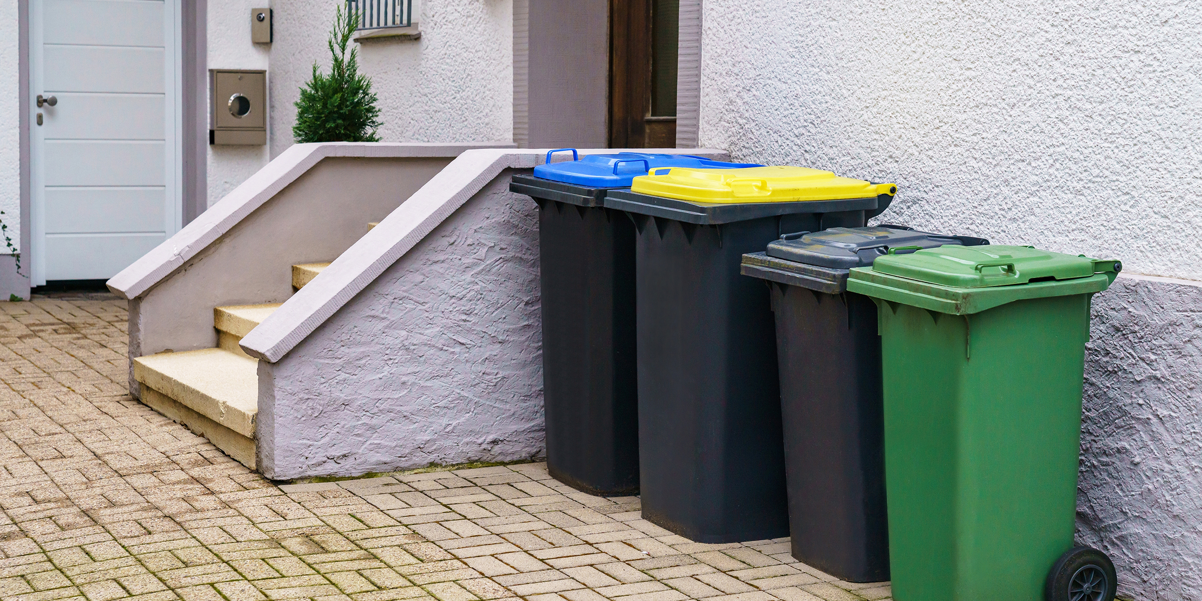 Des poubelles à l'extérieur d'une maison | Source : Shutterstock