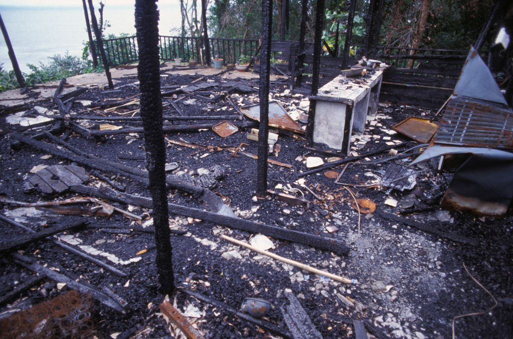 La maison de Coluche incendiée suite à un attentat le 31 janvier 1985 à Deshaies, Guadeloupe. | Source : Getty Images