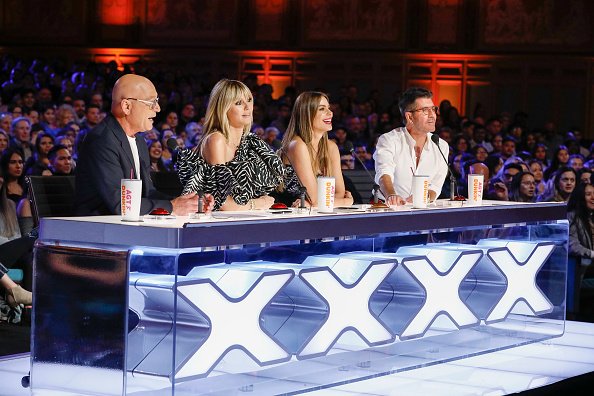 Howie Mandel, Heidi Klum, Sofia Vergara et Simon Cowell pendant la saison 15 de "America's Got Talent". | Photo : Getty Images