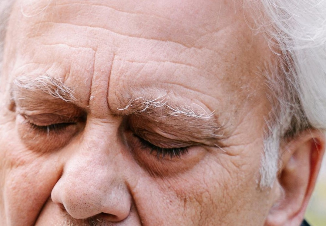 An elderly man with a broken heart and a guilty look | Source: Pexels