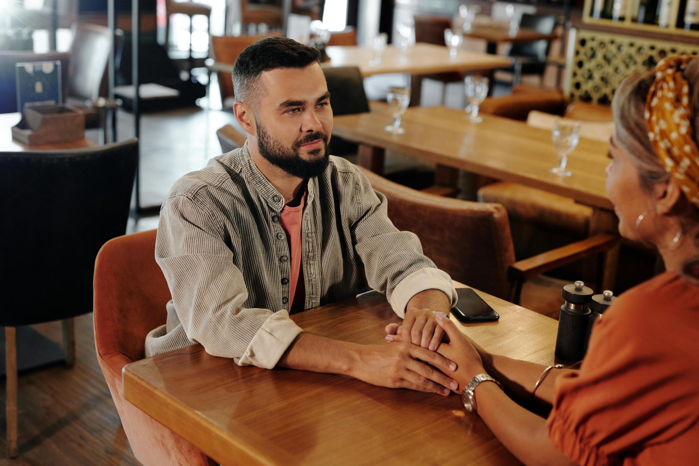 Un couple ayant une conversation à cœur ouvert | Source : Pexels