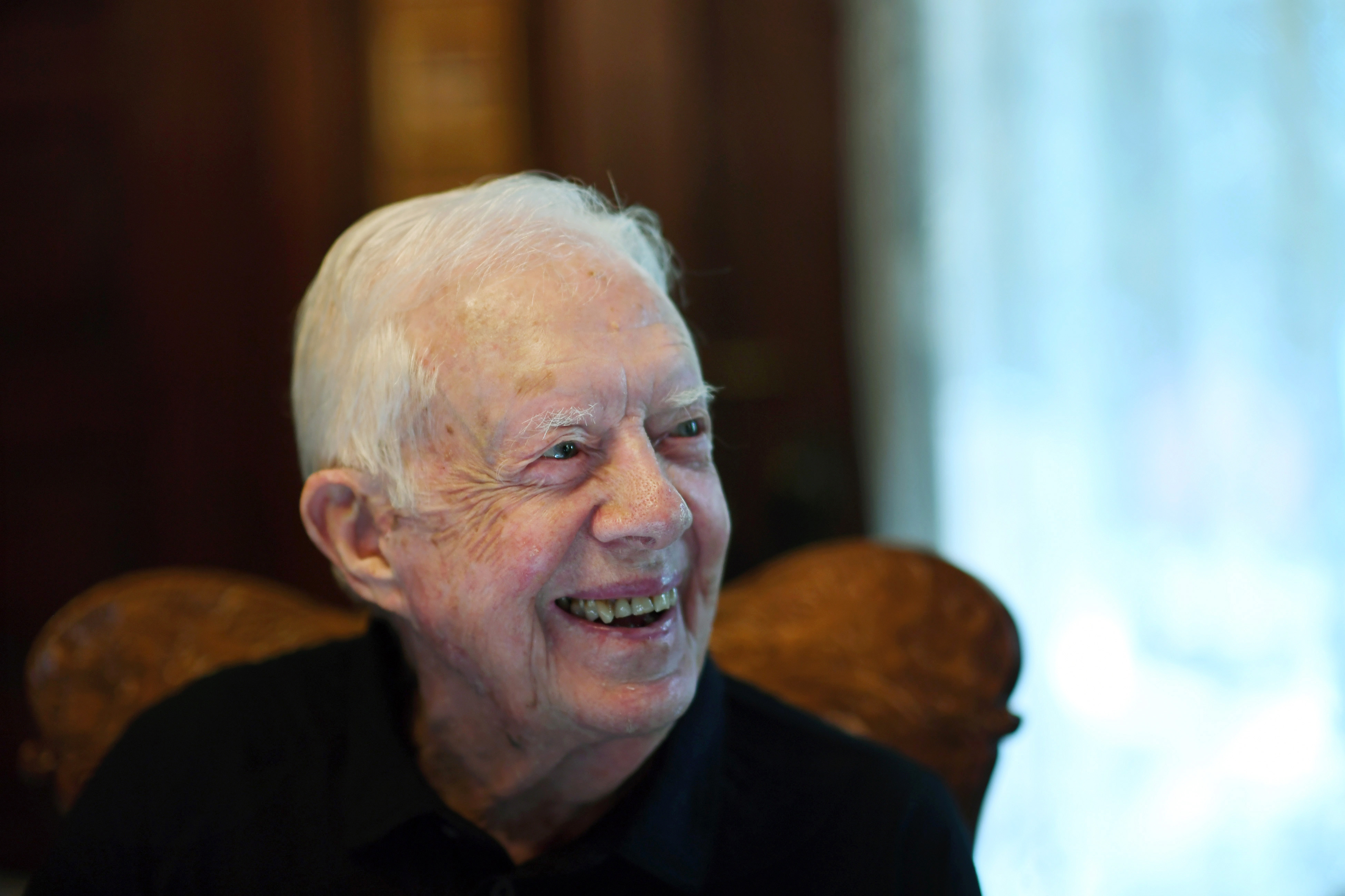 L'ancien président américain Jimmy Carter photographié en train de dîner chez un ami à Plains, en Géorgie, le 4 août 2018 | Source : Getty Images