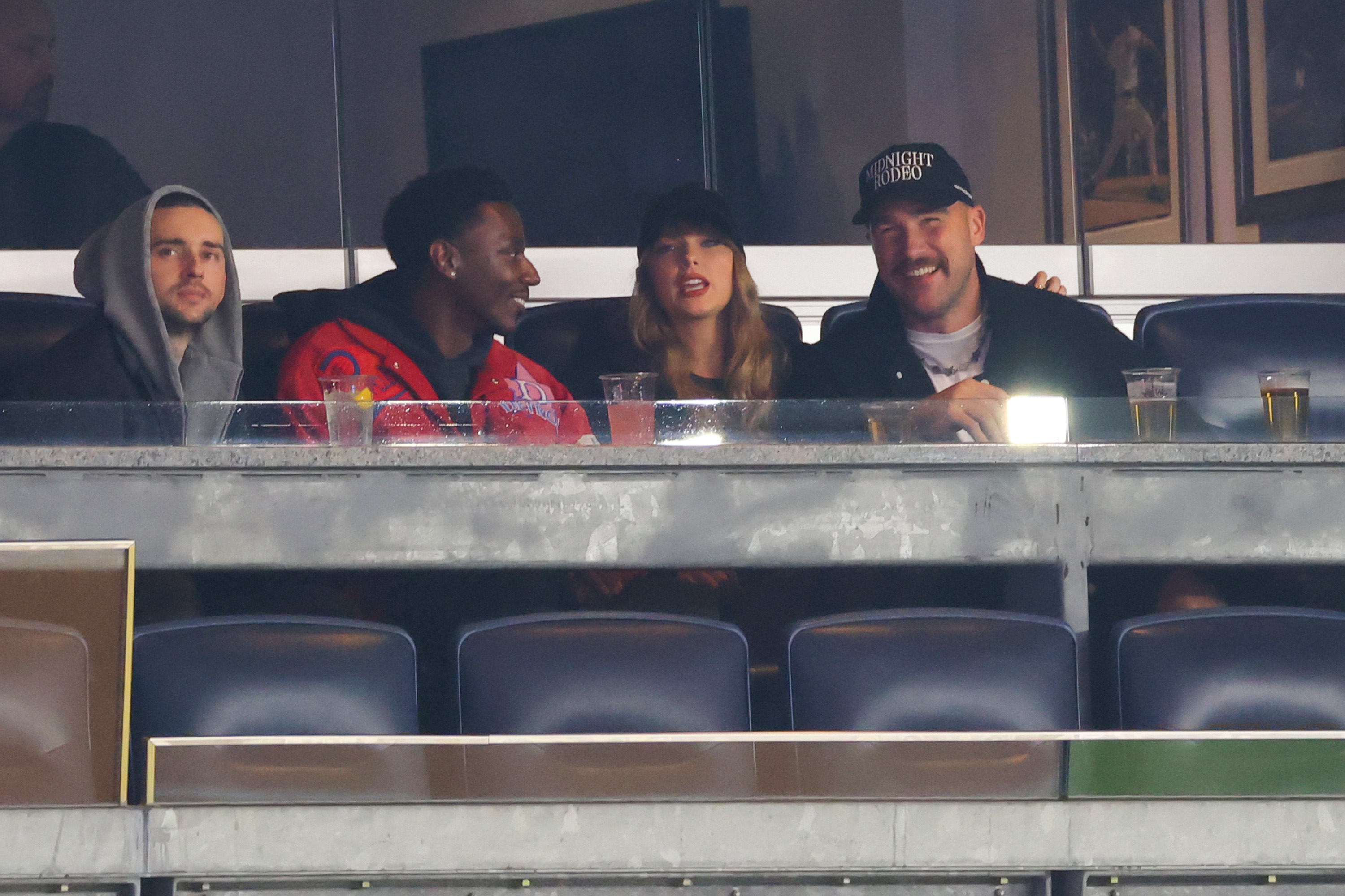 Jerrod Carmichael, Taylor Swift et Travis Kelce assistent au premier match des American League Championship Series au Yankee Stadium, le 14 octobre 2024, à New York | Source : Getty Images