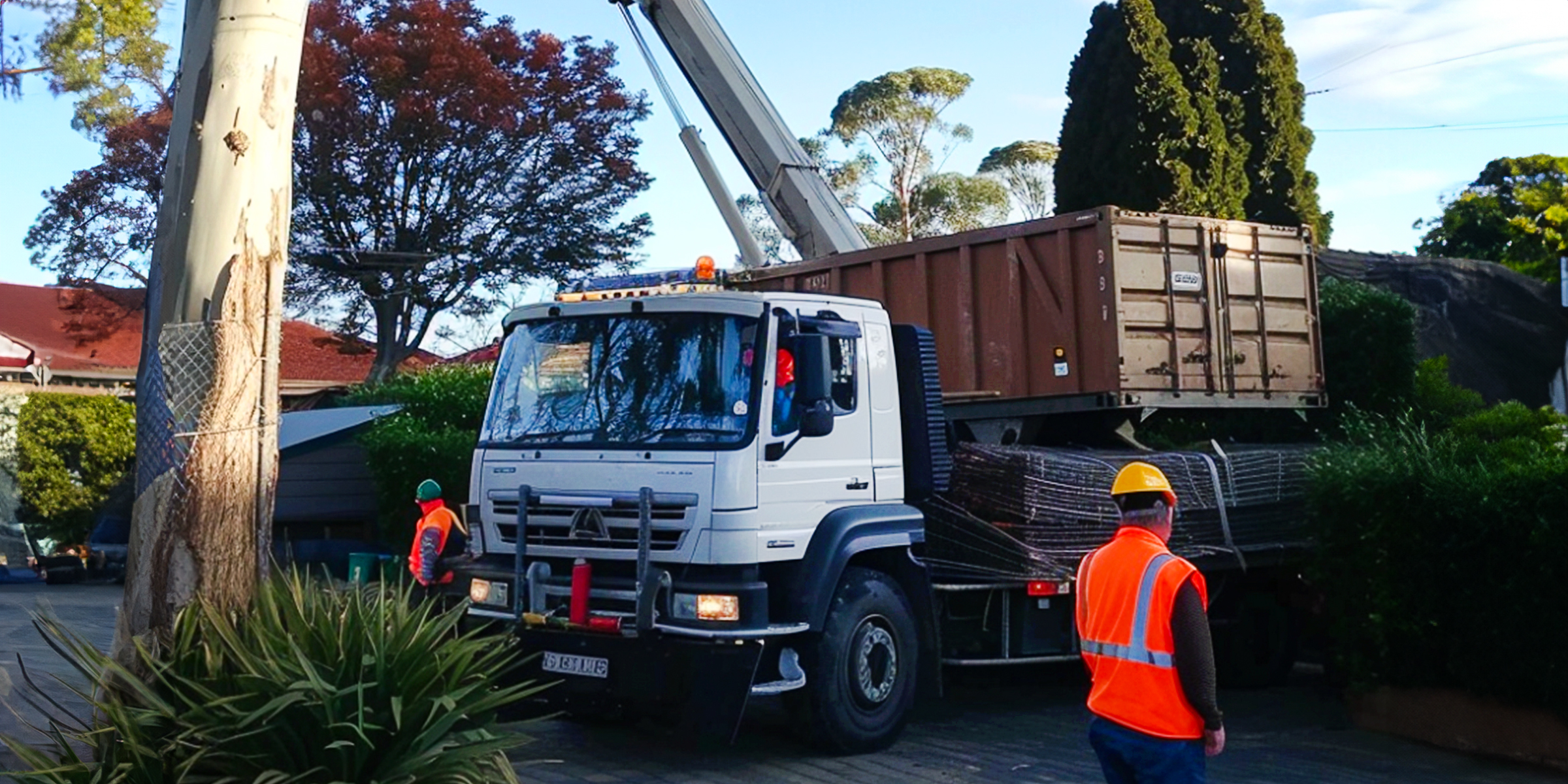 Un véhicule de chantier garé dans une rue de banlieue | Source : Amomama