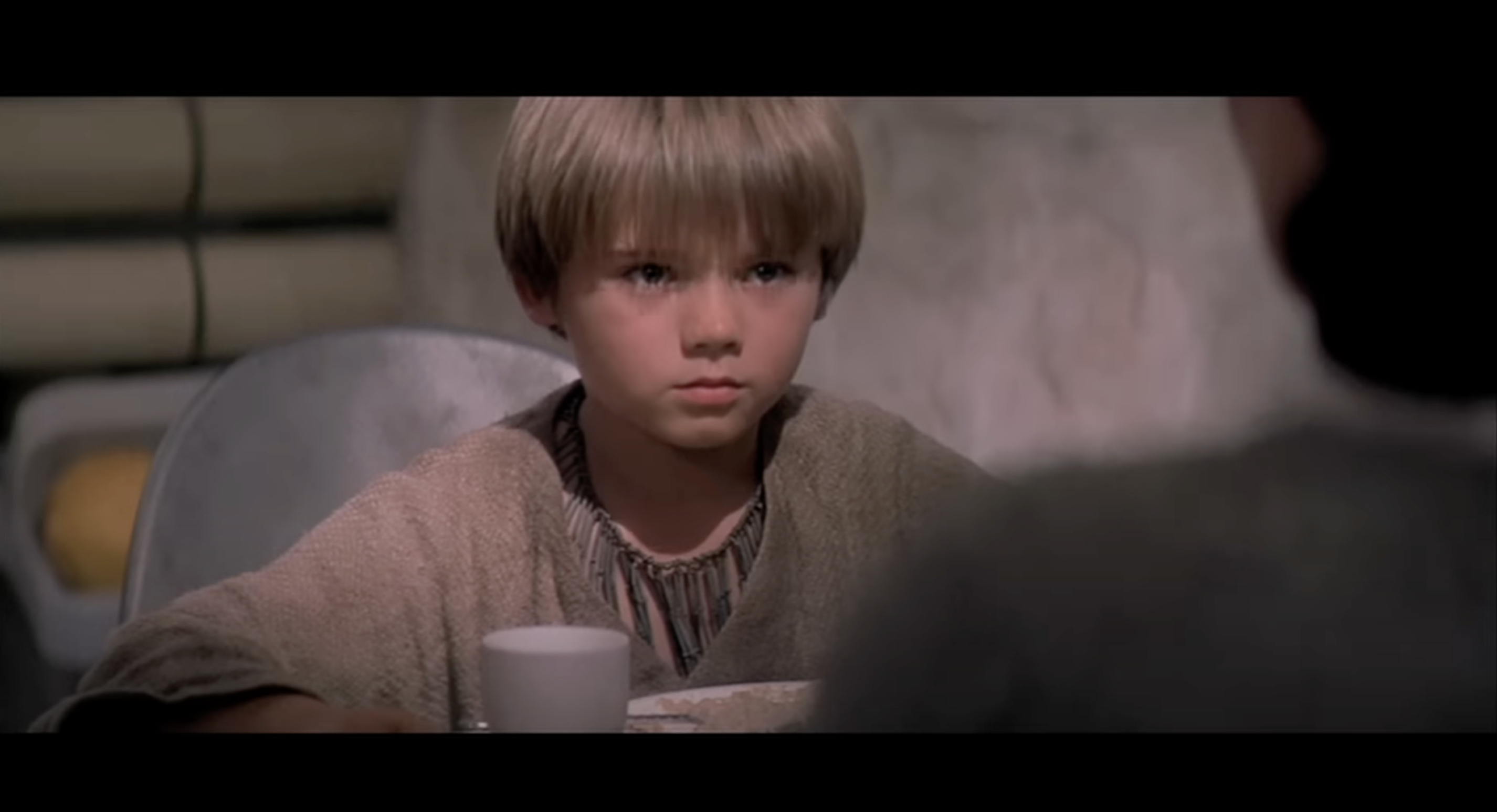 Jake Lloyd dans le rôle du jeune Anakin Skywalker dans "Star Wars Épisode I : La Menace fantôme", tel que vu dans une vidéo postée le 6 juillet 2012 | Source : YouTube/StarWars