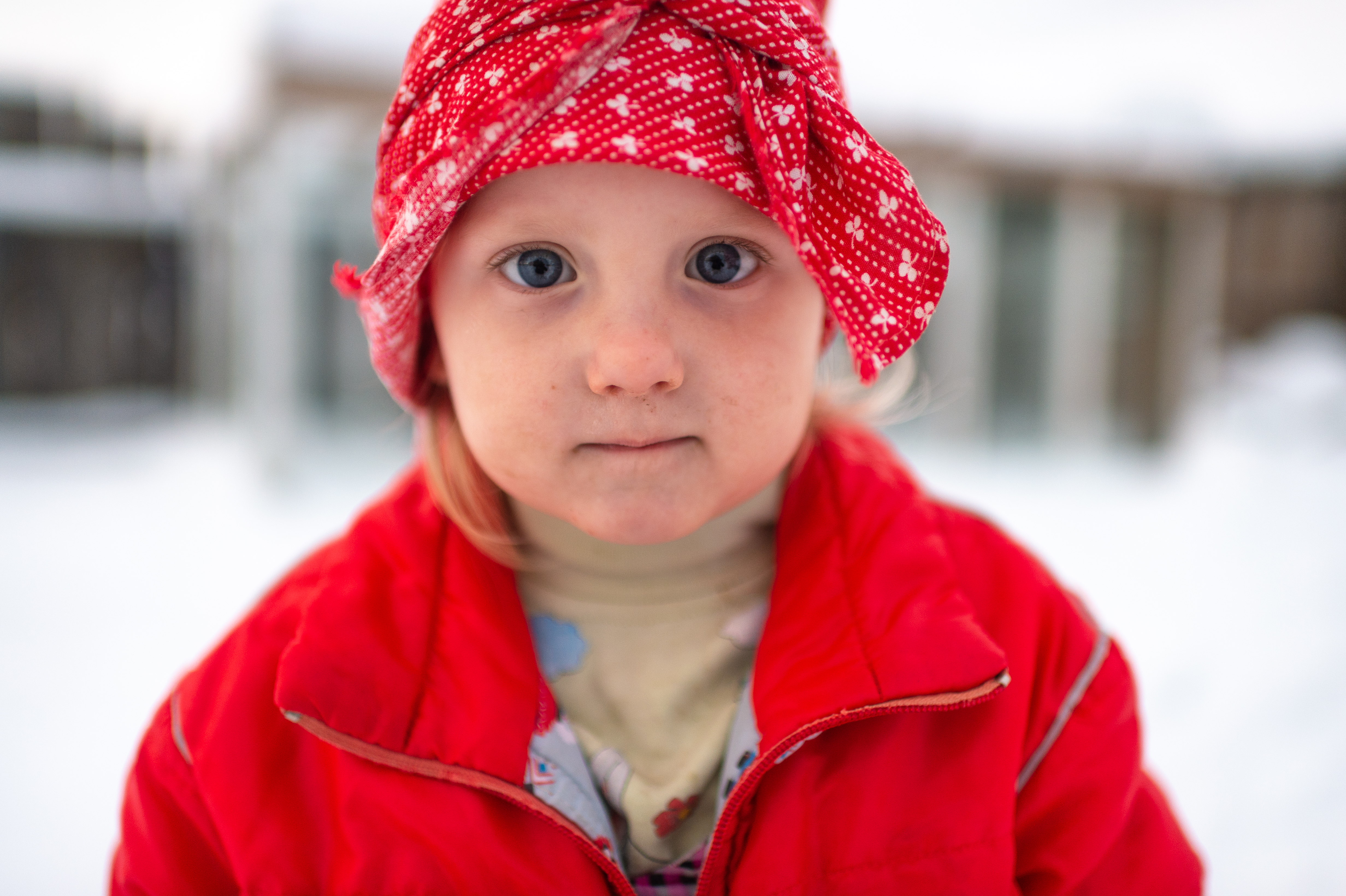 Uma criança em um casaco vermelho | Fonte: Shutterstock