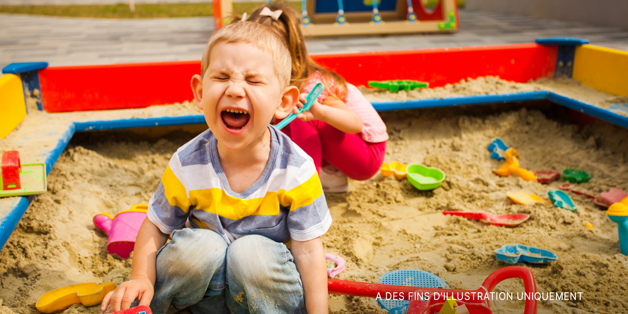 Un petit garçon jouant dans un bac à sable | Source : Shutterstock