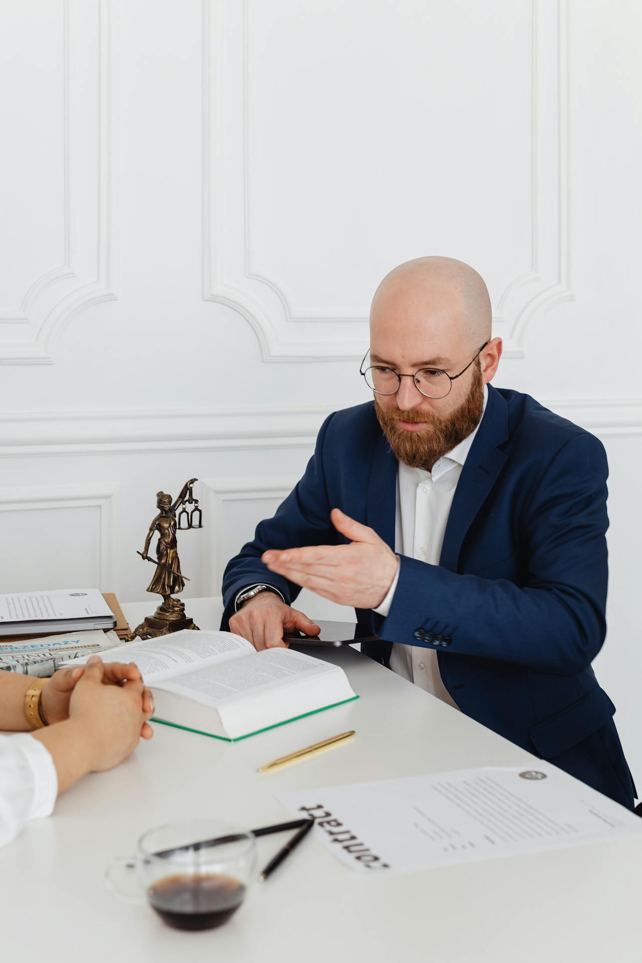 Un avocat parle à son client | Source : Pexels