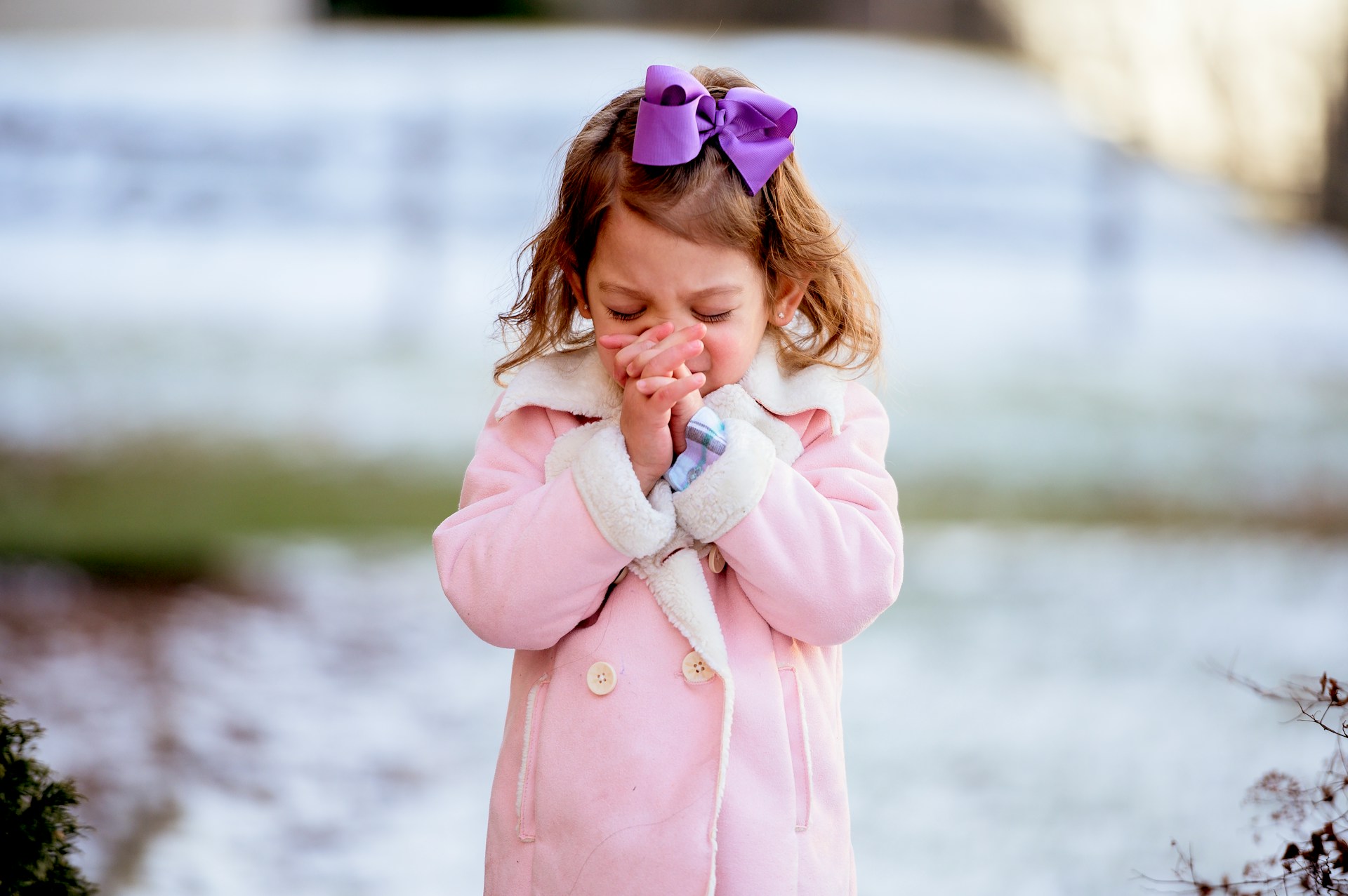 Une petite fille pleine d'espoir qui prie | Source : Unsplash