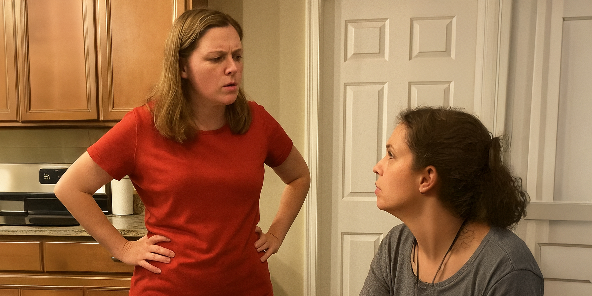Une femme qui parle à la fiancée de son frère | Source : AmoMama