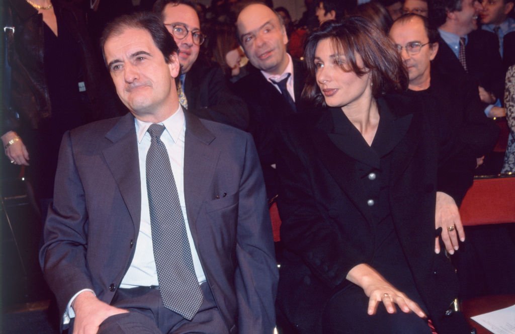 Pierre Lescure et son épouse Frédérique lors de son élection comme manager de l'année le 12 décembre 1996 à Paris, France. | Photo : Getty Images 