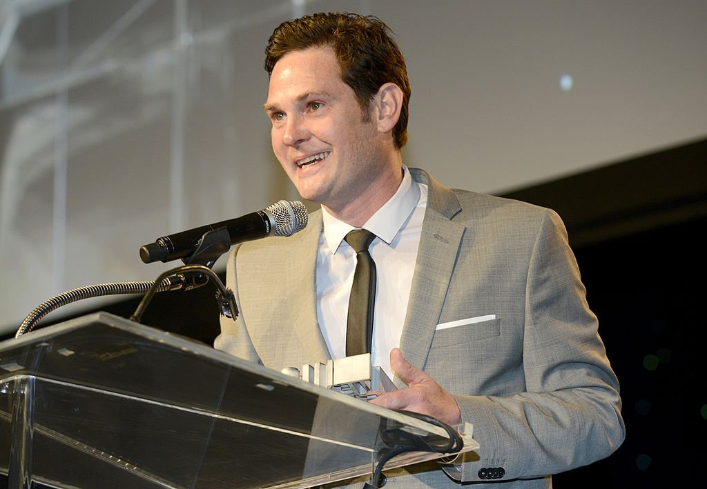  Henry Thomas prend la parole sur scène lors de la table ronde sur la trahison qui a eu lieu le 4 août 2013 à l'hôtel Beverly Hilton. | Photo : Getty Images