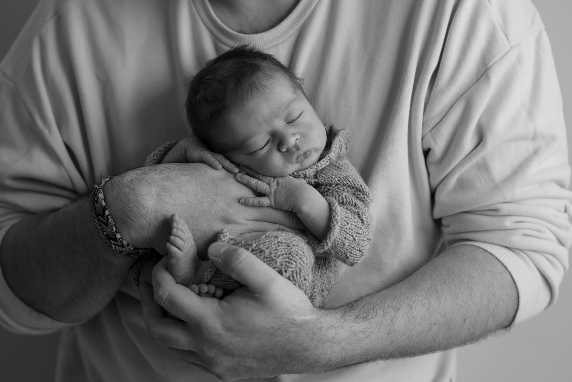 Un homme tenant un bébé | Source : Pexels