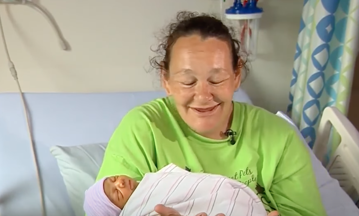 Christine Harvey et sa petite fille, Miracle Joy. | Source : youtube.com/WCVB Channel 5 Boston