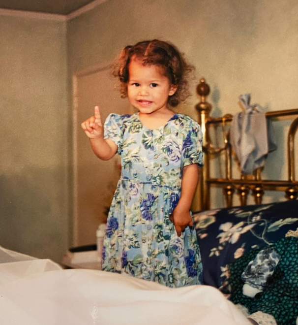 Même si elle était timide quand elle était toute petite, elle a vite développé une personnalité dynamique et expressive. Sur cette photo, elle pose dans un lit : c'est une vieille photo publiée le 2 septembre 2024. | Source : Instagram/zendaya
