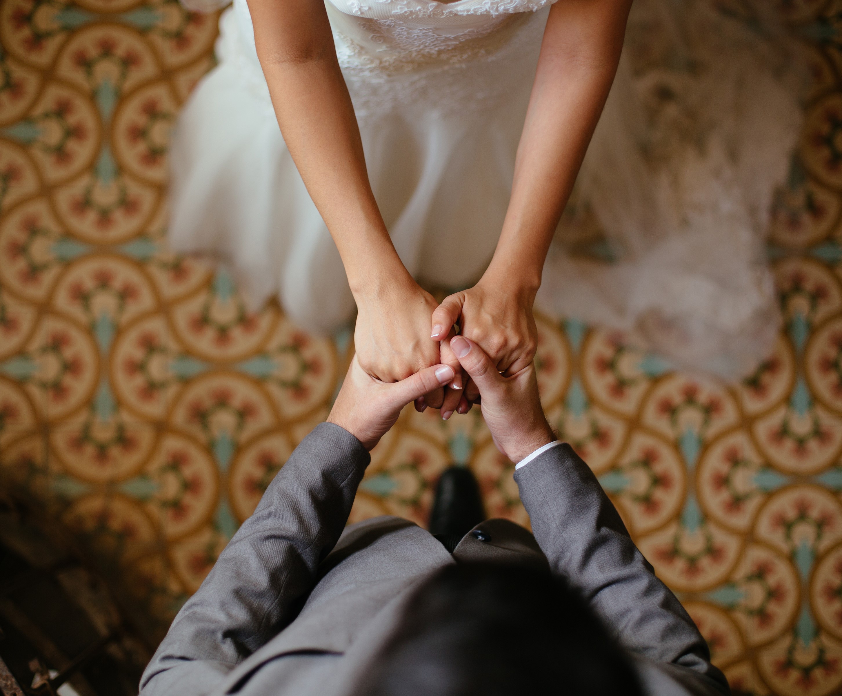 Les jeunes mariés se tiennent la main | Source : Getty Images