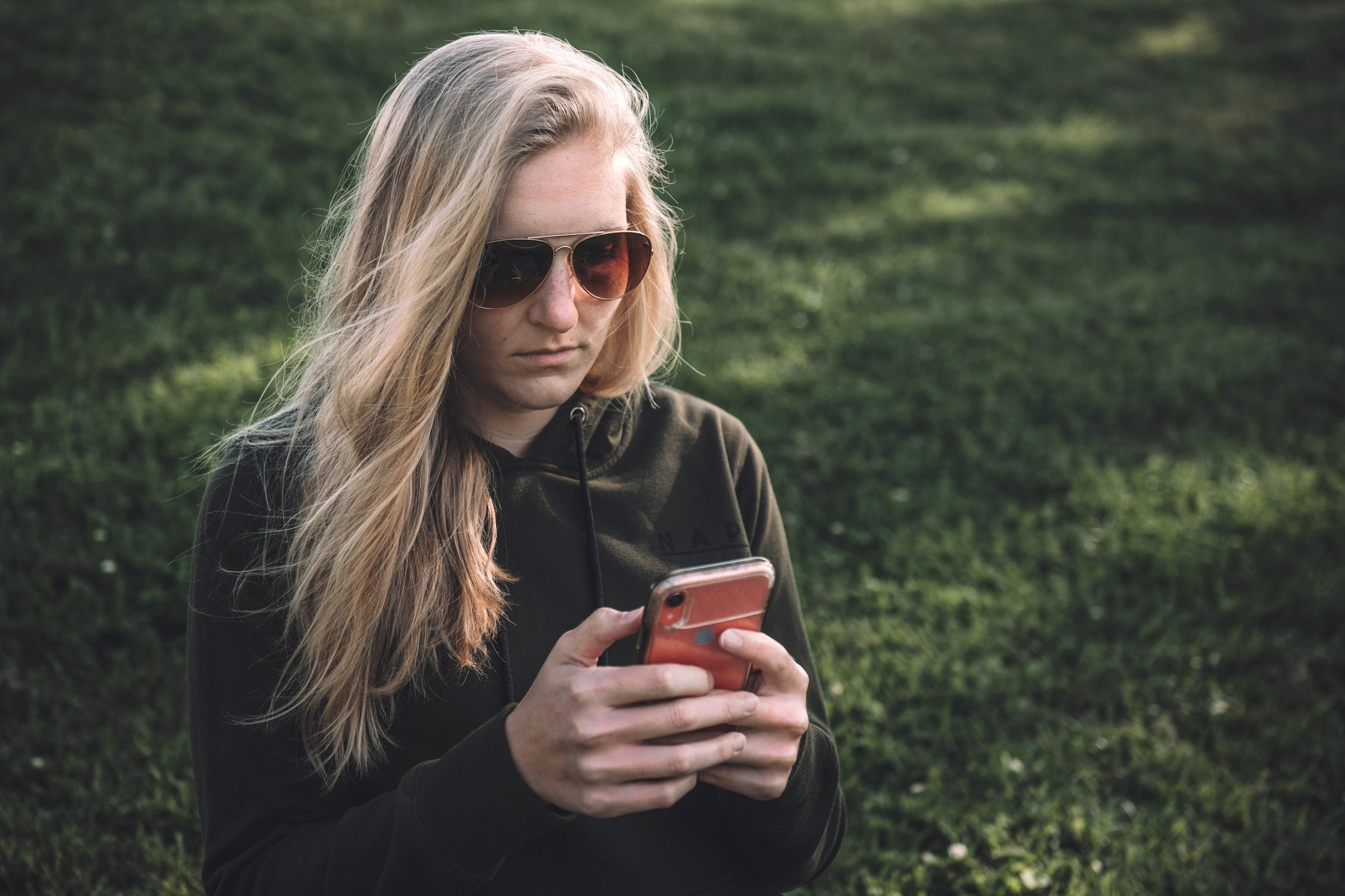 Une femme tenant son téléphone | Source : Unsplash