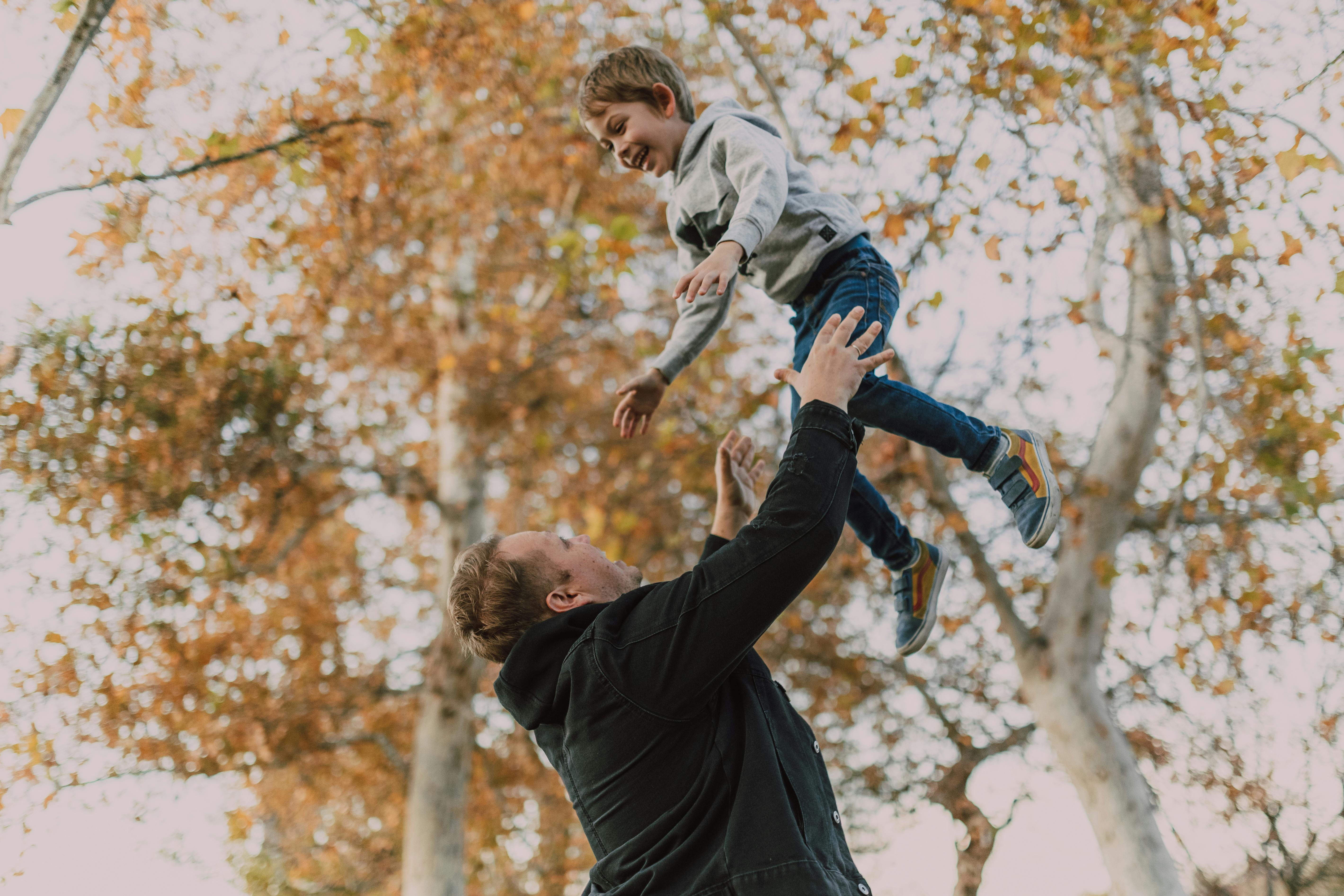 Père jouant avec son fils | Source : Pexels