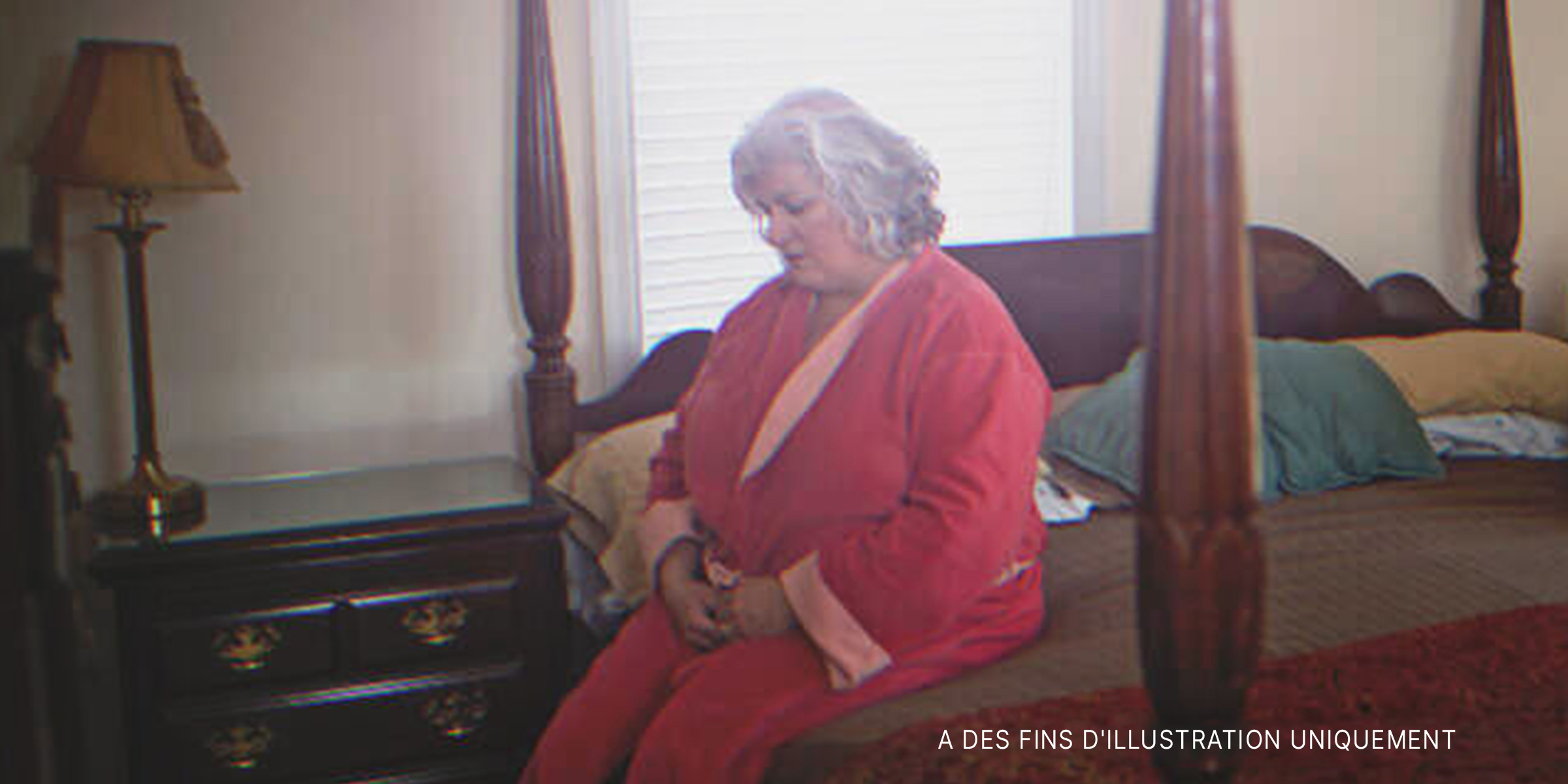 Une femme âgée triste assise dans sa chambre | Source : Shutterstock