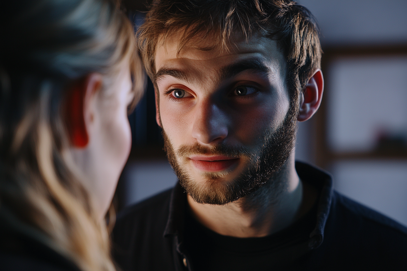 Un homme qui regarde attentivement une femme | Source : Midjourney