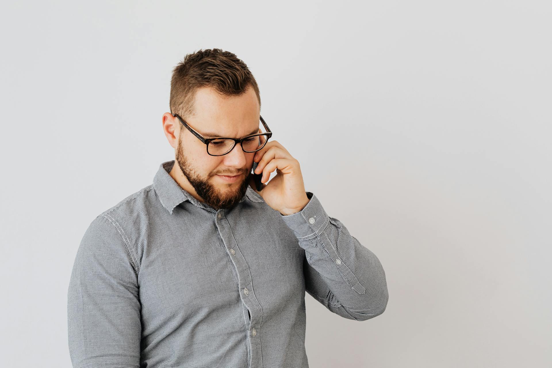 Un homme qui parle au téléphone | Source : Pexels