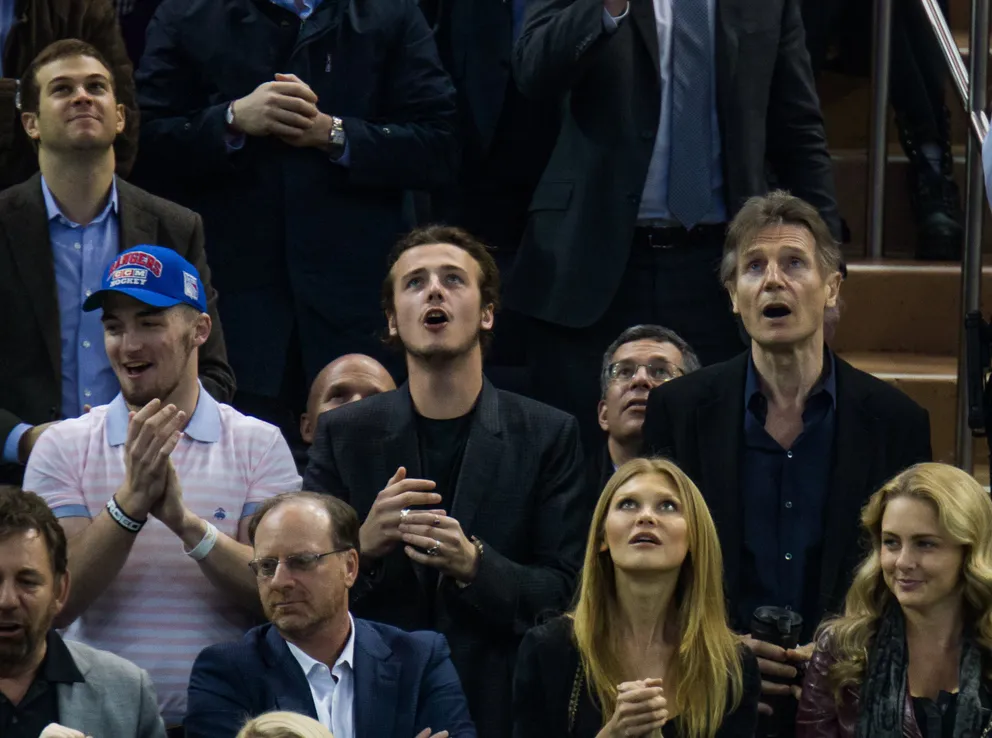Liam Neeson et ses fils Daniel Neeson et Micheal Neeson assistant au match entre les New York Rangers et les Boston Bruins au Madison Square Garden le 23 mars 2016 | Source : Getty Images